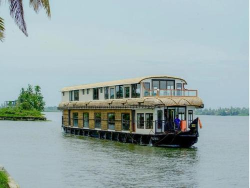 Alappuzha Boat Rental | Ultra Luxury House Boat Alleppey By LexStays