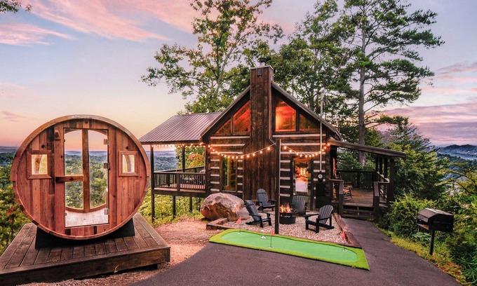 Gatlinburg - Pigeon Forge Cabin | Ultra Romantic! 180 View! Sauna-HotTub-PuttPutt!