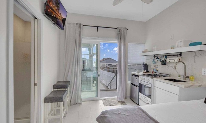 Townsite Condo | Unbeatable Location | Shining Sea Beachfront Escape in Oceanside