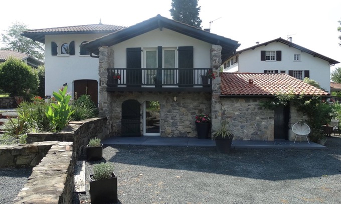 Cambo-les-Bains House | Une Maison Entre mer et Montagnes