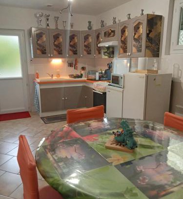 Saint-Medard-de-Guizieres Apartment | une pause quelque part au jardin des érables et des niwakis