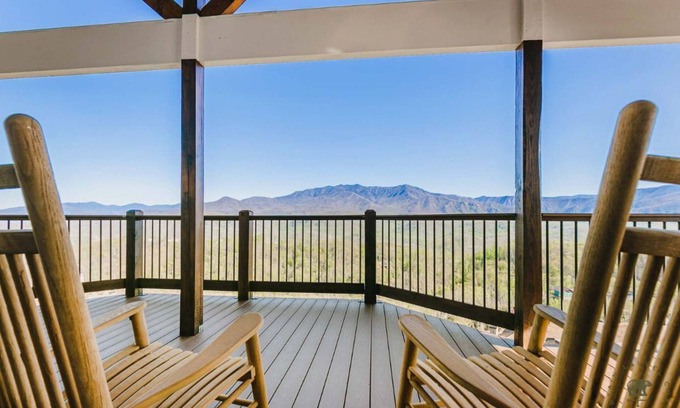 Chalet Village North Cabin | unhindered view ◊ hot tub ◊ pool table ◊ theater ◊ free Dollywood tkt (Mtn View)