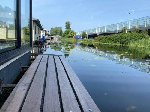 Noord Apartment | Unieke woonark met privétuin en free parking.