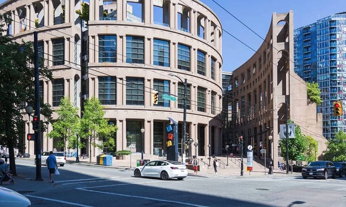 Vancouver South House | Unique 1 Bed Near Queen Elizabeth Park