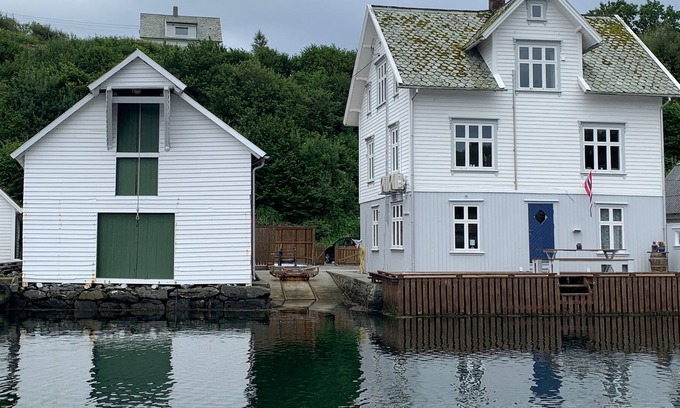 Bomlo House | Unique and charming holiday home with a rich sea house right on the seafront.