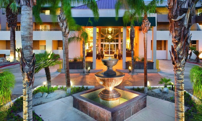 Uptown Design District Resort | Unique dining spots, nightlife and entertainment!