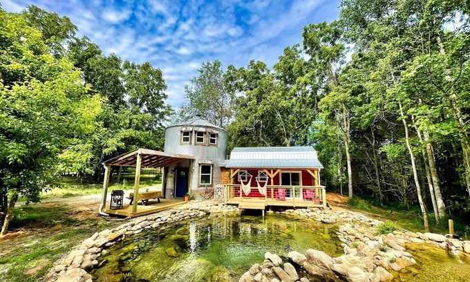 Trevilians House | Unique OASIS - Silo Barn - Swim Pond- 5 Miles Trails - Farm Animals - Waterfall