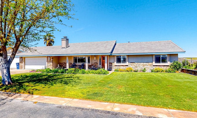 Paso Robles House | Unique Paso Robles home with panoramic views & enclosed yard - dog-friendly