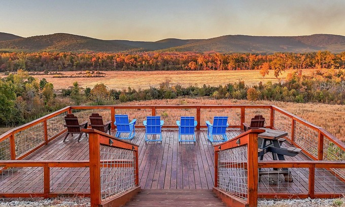 Octavia Cabin | Unique private location, million-dollar views, pickleball, 1-story, river access & more