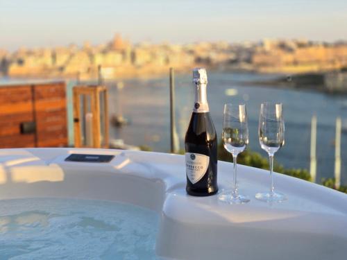 Sliema Apartment | Unique Seafront Triplex Penthouse with Panoramic Bedroom & Rooftop Jacuzzi overlooking Valletta