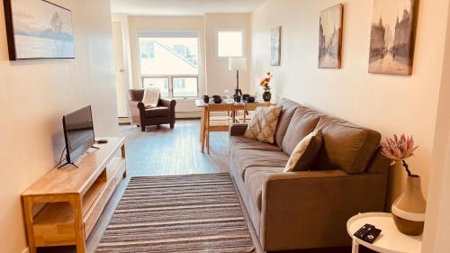 Town Centre Apartment | unit #302 Mountain view 2 beds in DT