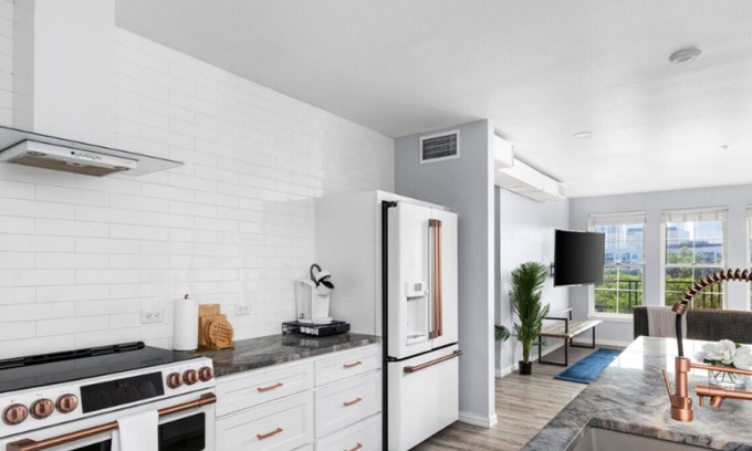 East Cesar Chavez House | (Unit 5) 6th Street Suite: 4BR/11Beds - Pool, Roofdeck, Garden Bars, Walk To Everything!