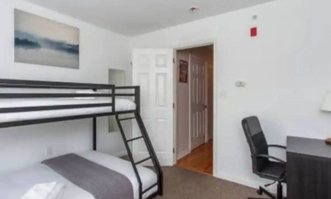 University City Apartment | University City 3b2b with Roof deck walk to Campus