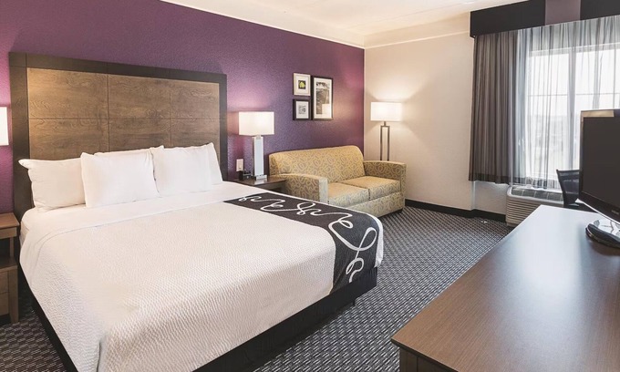 Arlington Hotel | Unleash Your Inner Explorer: Stay Close to Arlington's Best & Brightest!