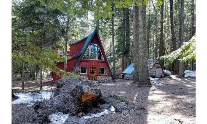 Baker City Cabin | Unplug! Tranquil, Private, Pet-Friendly Rustic Cabin in the Woods