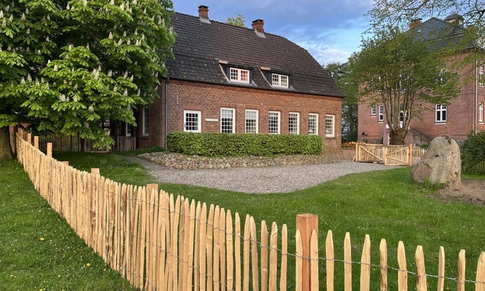 Rabenholz Apartment | Unter Parkbäumen mit Kamin, Eingezäuntem Garten und Sauna: Unsere Alte Meierei Gut Priesholz