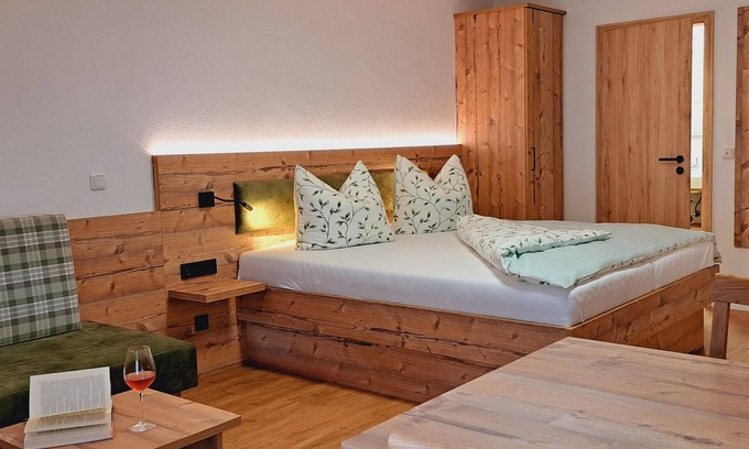 Winkl Apartment | Untersberg, 1-4 Personen, ca. 50 qm, 1 Schlafzimmer 2x Dusche/WC, Wohnschlafraum, Küche, Balkon