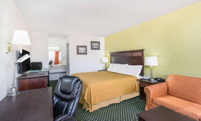 Lookout Valley Neighborhood Association Hotel | Unwind and Relax! Free Parking, Pool, Pets Allowed, Close to Ruby Falls!
