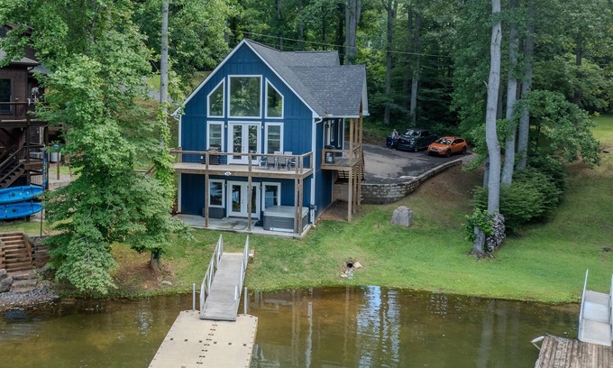 Robbinsville House | Unwind at Lakey McLakehouse on Lake Santeetlah