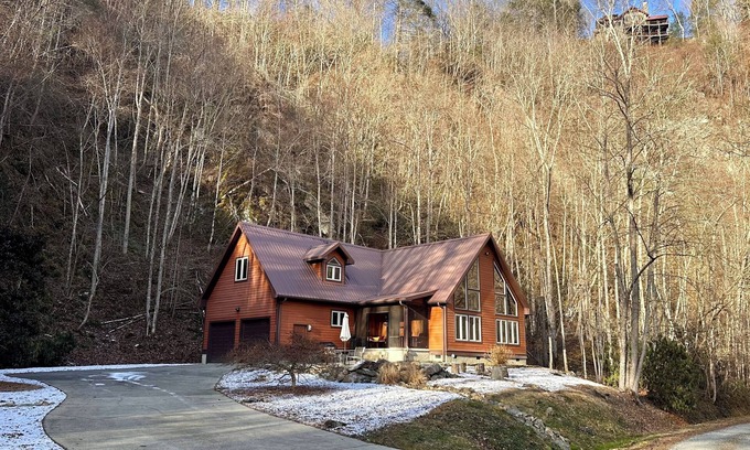 Marshall Cabin | Unwind by the River: Serene Cabin Getaway near Asheville and Hot Springs, NC