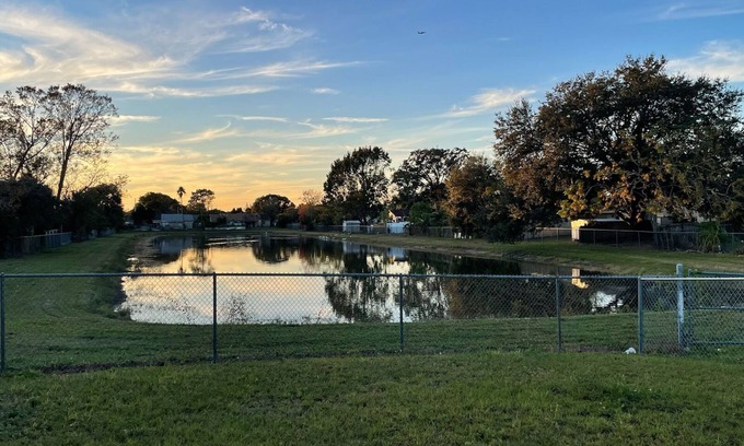 Orlando House | Unwind with a beautiful pond view prefect for recharging.