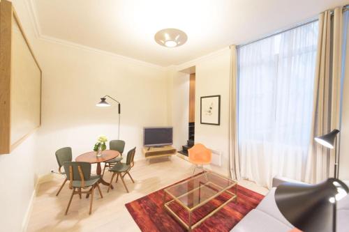 Saint-Merri Apartment | Up & Down