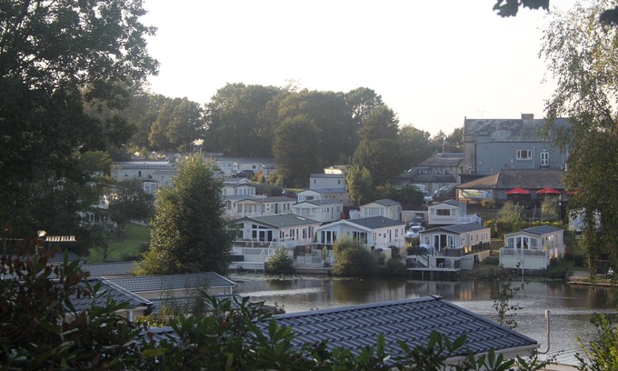 Hastings House | Up on the hill - On a park with a lake (D/F)