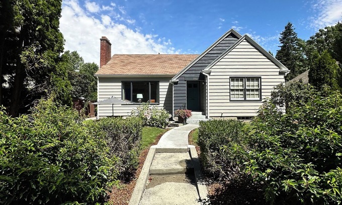 Walla Walla House | Updated 1939 cottage with beautiful park view