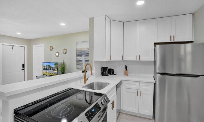 Central Oakland Park House | Updated 2/2 home w/a private back yard. 5 minutes from the beach and downtown.