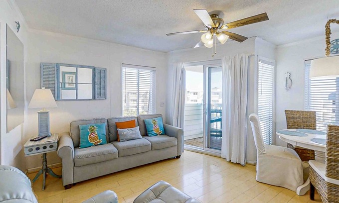 Morehead City Condo | Updated 3rd-Floor Home With Courtyard & Partial Beach View, Shared Pools/Hot Tub