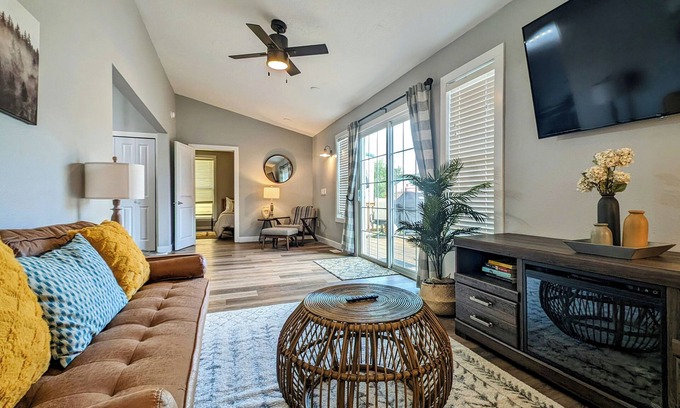 Custer House | Updated 4BR Home, Family Friendly, Steps to Custer Shops & 30 Min to Mt Rushmore