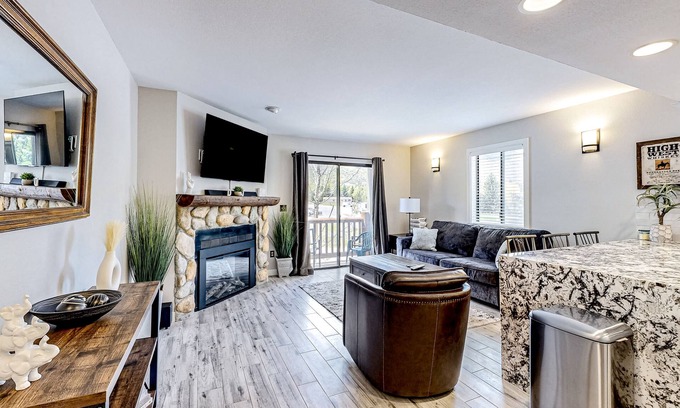 North Park City Condo | Updated condo w/ski & mountain views, walk to slopes, free Wifi