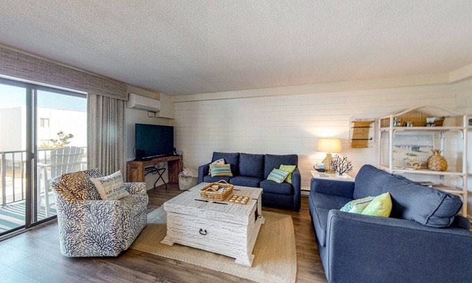 North Ocean City Condo | Updated condo with balcony, washer/dryer & beach access - near dining & golf