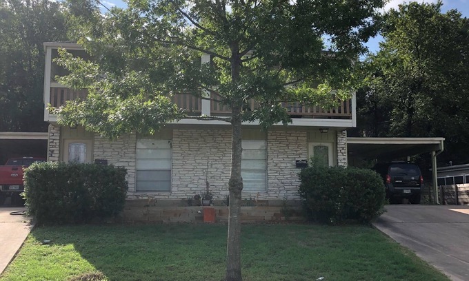 Barton Hills House | Updated Duplex! Less than a mile to the ACL Festival!