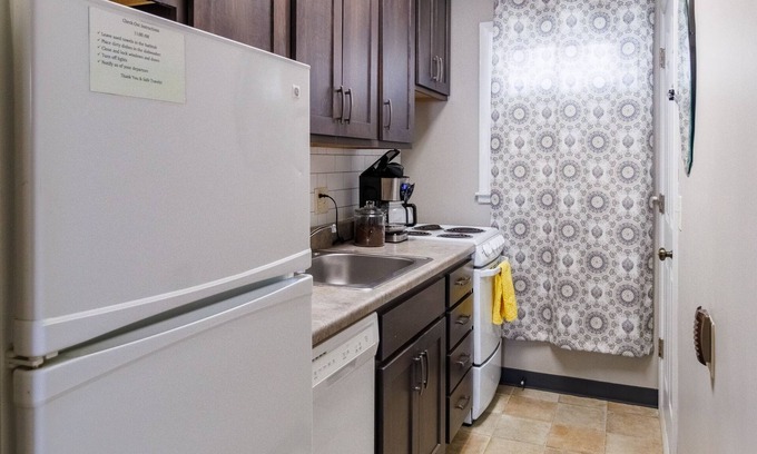 Lincoln House | Updated Entire Townhome Open Floorplan