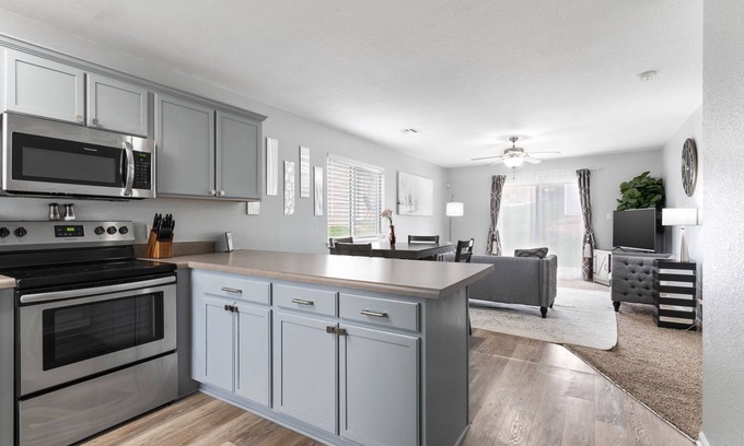 Manhattan House | Updated, King Bed, and Garage KSMANE1216