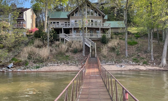 Iuka House | Updated lake house on beautiful Bear Creek!