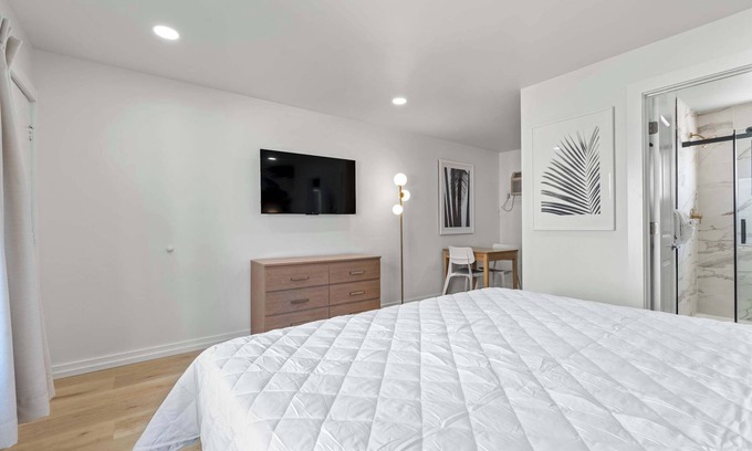 Ash Apartment | Updated Motel Room|King Bed|Beach Close|Free WiFi