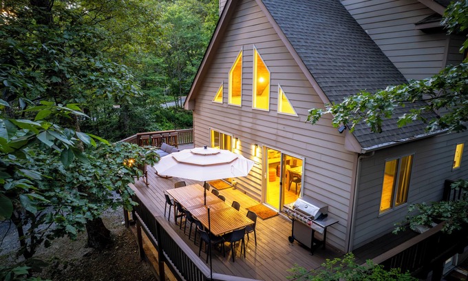 Laurel Ridge House | Updated Mtn House 2 Mins to Resort: 3King Beds, HotTub, Game room, Family & Pets