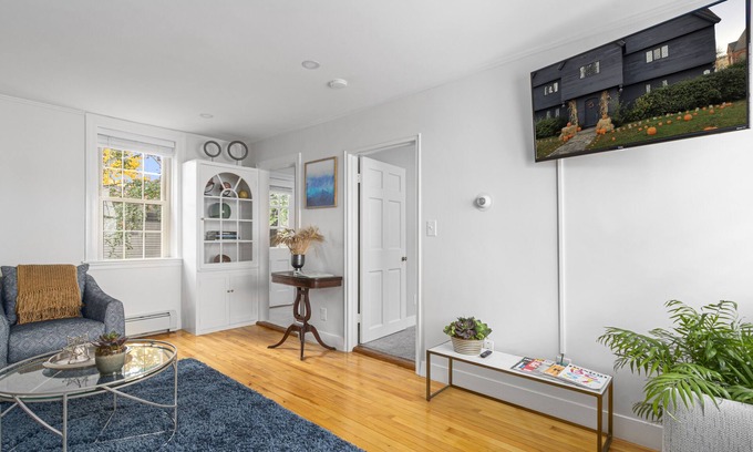Salem Apartment | Updated single level unit in the heart of Salem Common.