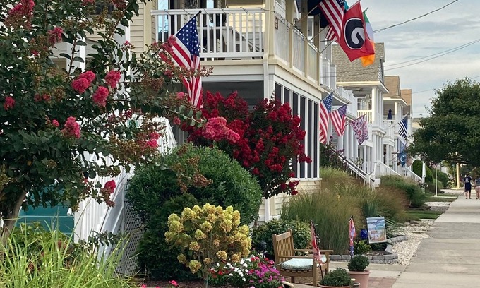 South End Condo | Updated Top Floor Condo 1 1/2 block to beach with off street parking