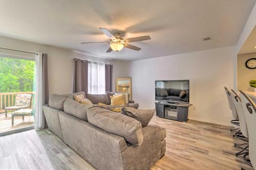 Valparaiso House | Updated Townhome with Deck about 12 Mi to Beaches!