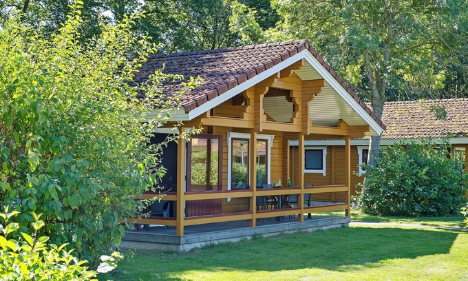 Municipality of Hardenberg House | Upgraded 4-person bungalow with dishwasher, washing machine and veranda at park ’t Hooge Holt, near Gramsbergen and playgrounds.