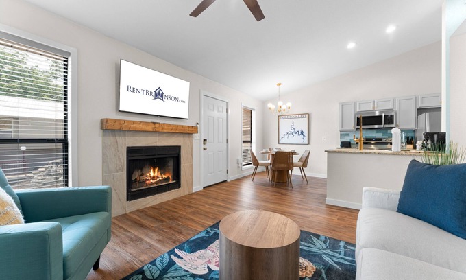 Kimberling City House | Upgraded Retreat w Walking Trail to Lake-Free Attraction Tickets-Cmty Pickleball & Mini Golf