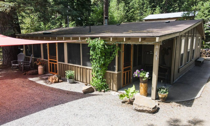 Klamath Lake House | Upgraded Rustic Themed Retreat w/screened porch in Rocky Point.