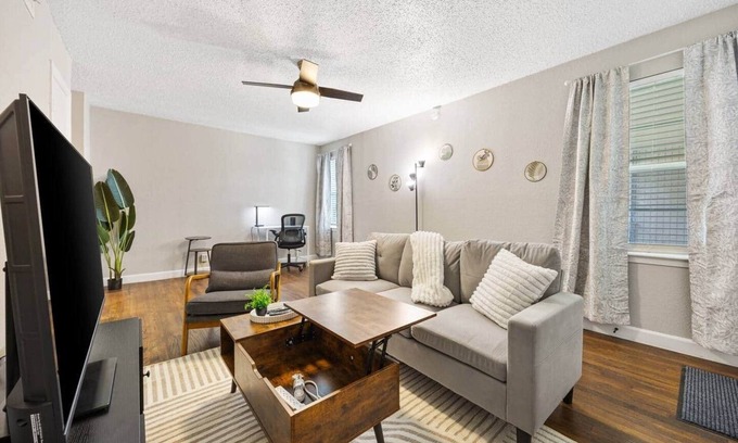 Dallas Apartment | Upscale 1BD Queen Suite mins to Downtown | Pool, W/D, Desk