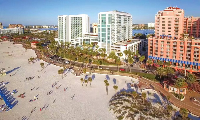 Clearwater Beach Resort | Upscale 2 BR Presidential Suite sleeps up to 8 ppl on the beach in Clearwater FL