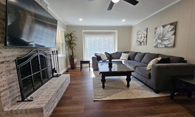 Newell Apartment | Upscale Classy Cozy Fun 6King