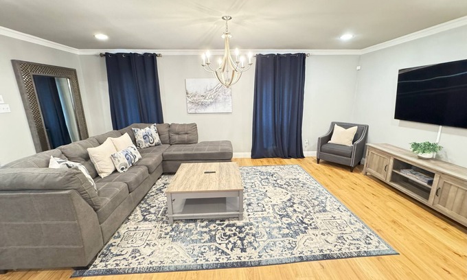 Grand Prairie House | Upscale & Cozy Home! By Six Flags and AT&T Stadium