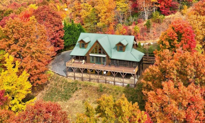 Black Mountain Cabin | Upscale log cabin: Sauna, Hot Tub, Game Room